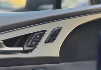 Подержанный автомобиль Audi Q7 2016 года (33 фото)