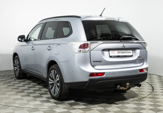 Подержанный автомобиль Mitsubishi Outlander 2012 года (7 фото)