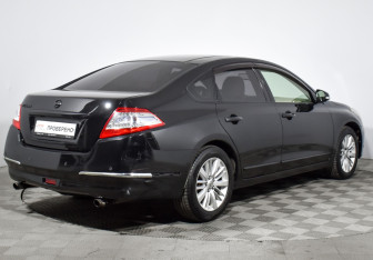 Подержанный автомобиль Nissan Teana 2011 года (5 фото)