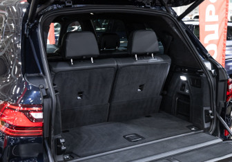 Подержанный автомобиль BMW X7 2021 года (24 фото)