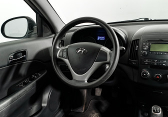 Подержанный автомобиль Hyundai i30 Hatchback 2011 года (15 фото)