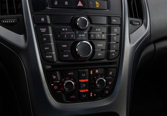 Подержанный автомобиль Opel Astra Hatchback 2012 года (15 фото)
