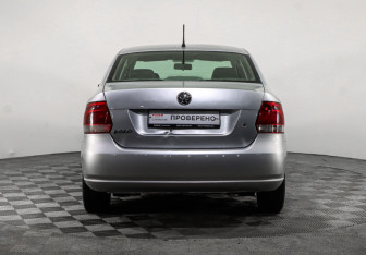 Подержанный автомобиль Volkswagen Polo Sedan 2014 года (11 фото)