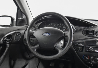 Подержанный автомобиль Ford Focus Sedan 2004 года (14 фото)