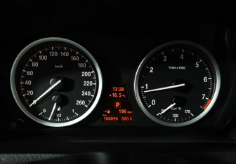 Подержанный автомобиль BMW X6 2013 года (12 фото)