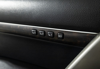 Подержанный автомобиль Toyota Land Cruiser Suv 2011 года (16 фото)