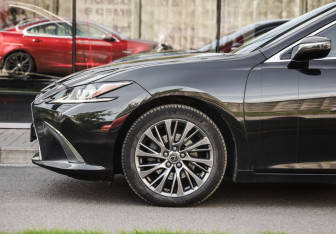 Подержанный автомобиль Lexus ES 2019 года (10 фото)