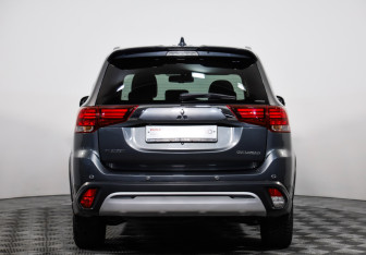 Подержанный автомобиль Mitsubishi Outlander 2019 года (6 фото)