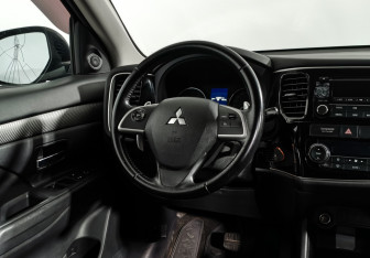 Подержанный автомобиль Mitsubishi Outlander 2013 года (15 фото)