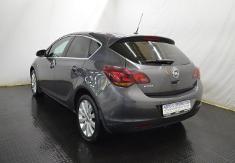 Подержанный автомобиль Opel Astra Hatchback 2011 года (7 фото)