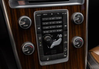 Подержанный автомобиль Volvo XC60 2013 года (18 фото)