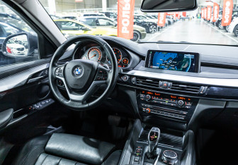 Подержанный автомобиль BMW X6 2016 года (14 фото)