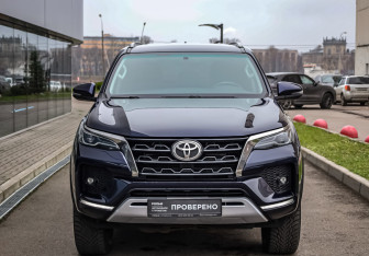 Подержанный автомобиль Toyota Fortuner 2020 года (3 фото)