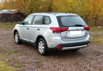 Подержанный автомобиль Mitsubishi Outlander 2015 года (3 фото)