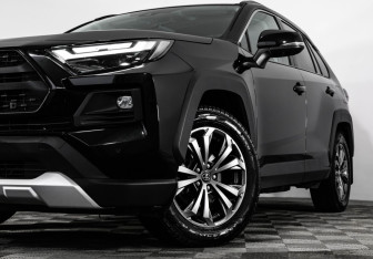 Подержанный автомобиль Toyota RAV4 2023 года (3 фото)