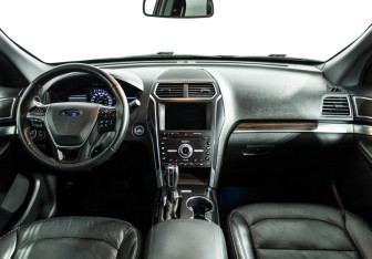 Подержанный автомобиль Ford Explorer 2018 года (13 фото)