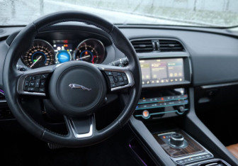 Подержанный автомобиль Jaguar F-Pace 2018 года (25 фото)