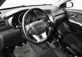 Подержанный автомобиль Kia Rio Hatchback 2014 года (9 фото)