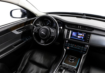 Подержанный автомобиль Jaguar XF Sedan 2016 года (18 фото)