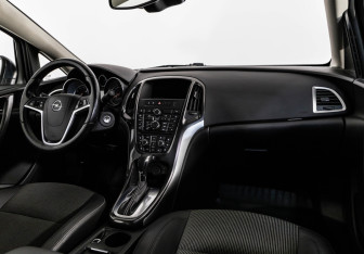 Подержанный автомобиль Opel Astra Sedan 2012 года (9 фото)