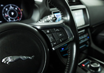 Подержанный автомобиль Jaguar F-Pace 2019 года (22 фото)