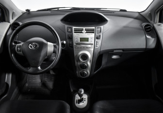 Подержанный автомобиль Toyota Yaris Hatchback 2007 года (14 фото)