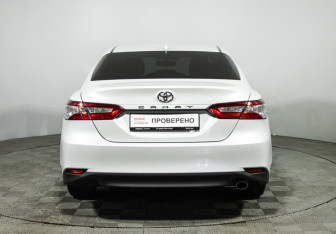 Подержанный автомобиль Toyota Camry Sedan 2018 года (6 фото)