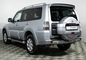 Подержанный автомобиль Mitsubishi Pajero 2010 года (7 фото)