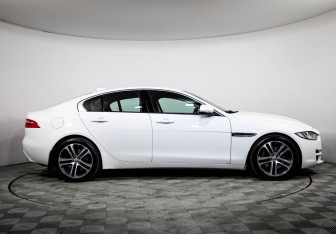 Подержанный автомобиль Jaguar XE 2018 года (4 фото)