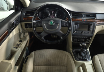 Подержанный автомобиль Skoda Superb Liftback 2012 года (10 фото)