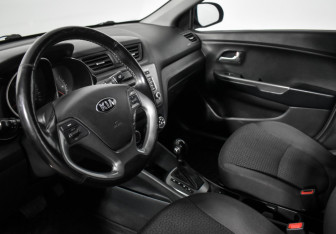 Подержанный автомобиль Kia Rio Sedan 2016 года (9 фото)