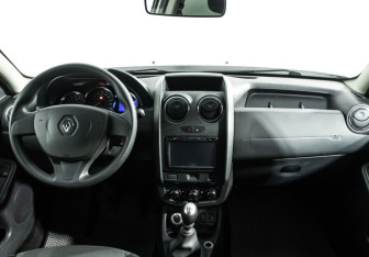 Подержанный автомобиль Renault Duster 2015 года (13 фото)