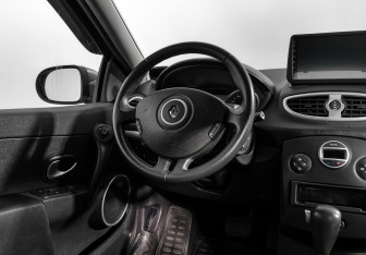 Подержанный автомобиль Renault Clio Hatchback 2010 года (15 фото)