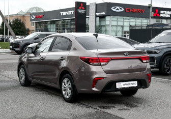 Подержанный автомобиль Kia Rio Sedan 2018 года (6 фото)