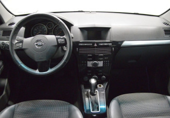 Подержанный автомобиль Opel Astra Sedan 2010 года (14 фото)