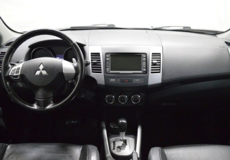 Подержанный автомобиль Mitsubishi Outlander 2012 года (14 фото)