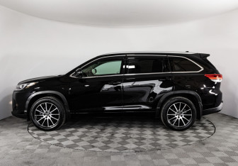 Подержанный автомобиль Toyota Highlander 2018 года (10 фото)