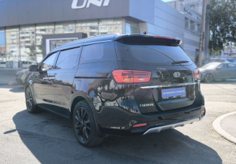 Подержанный автомобиль Kia Carnival 2018 года (6 фото)