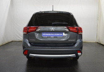 Подержанный автомобиль Mitsubishi Outlander 2016 года (6 фото)