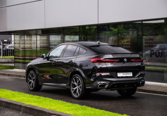 Подержанный автомобиль BMW X6 2021 года (8 фото)