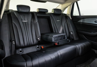 Подержанный автомобиль Hongqi H5 2024 года (27 фото)