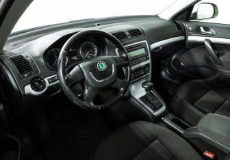 Подержанный автомобиль Skoda Octavia Liftback 2011 года (11 фото)