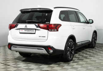 Подержанный автомобиль Mitsubishi Outlander 2022 года (5 фото)