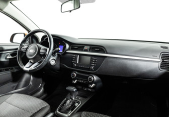 Подержанный автомобиль Kia Rio Sedan 2017 года (9 фото)