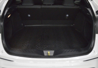 Подержанный автомобиль Toyota C-HR 2022 года (16 фото)