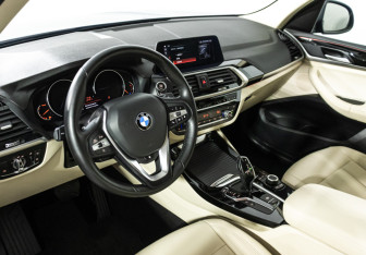 Подержанный автомобиль BMW X3 2020 года (11 фото)