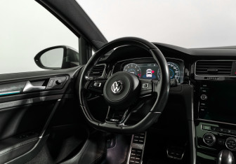 Подержанный автомобиль Volkswagen Golf R Hatchback 2019 года (16 фото)