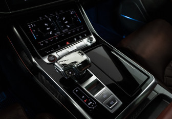Подержанный автомобиль Audi SQ8 2021 года (21 фото)