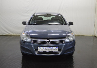 Подержанный автомобиль Opel Astra Hatchback 2010 года (2 фото)