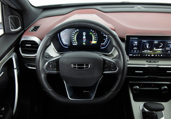 Подержанный автомобиль Geely Coolray 2023 года (11 фото)